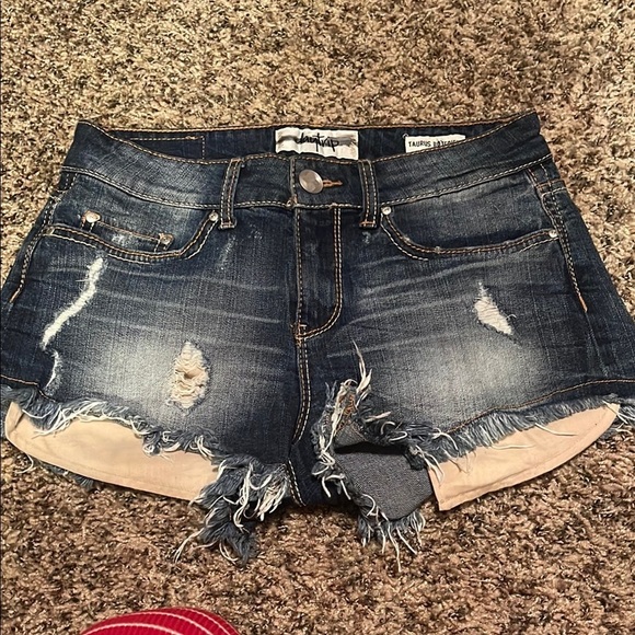 Distressed Denim Shorts daytrip - Picture 1 of 8